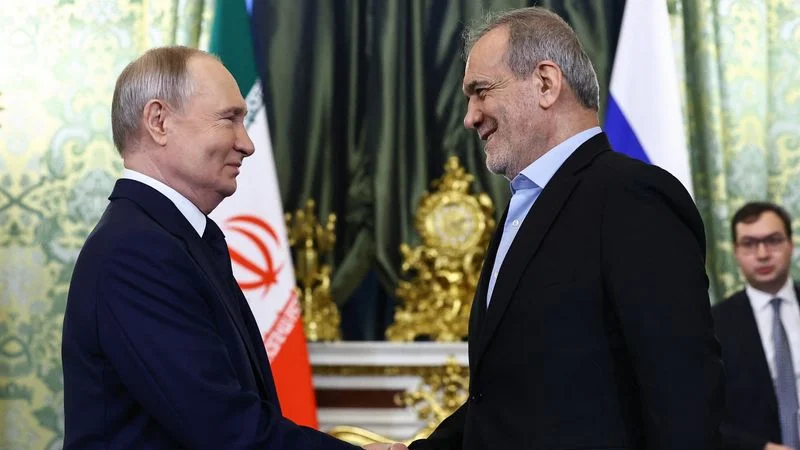 El presidente iraní llega a Moscú para firmar un tratado con Putin