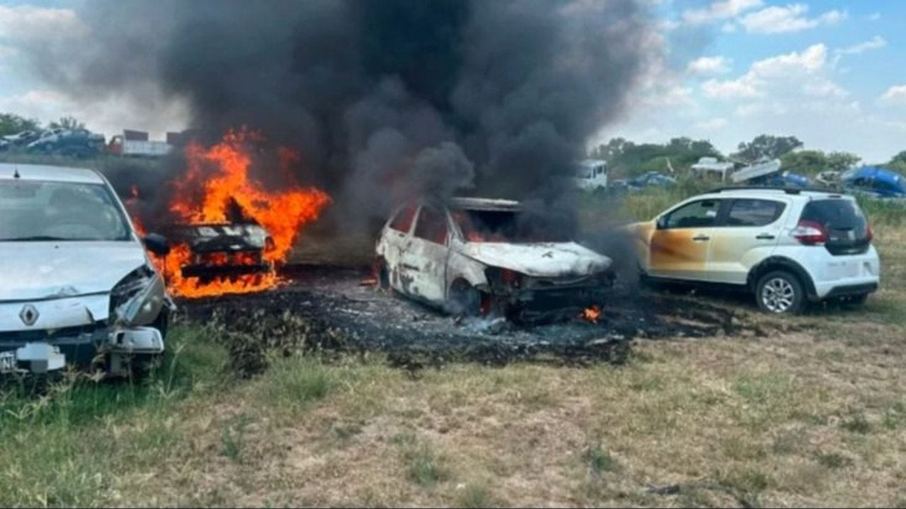 Se incendiaron nueve vehículos en un depósito judicial de Jesús María