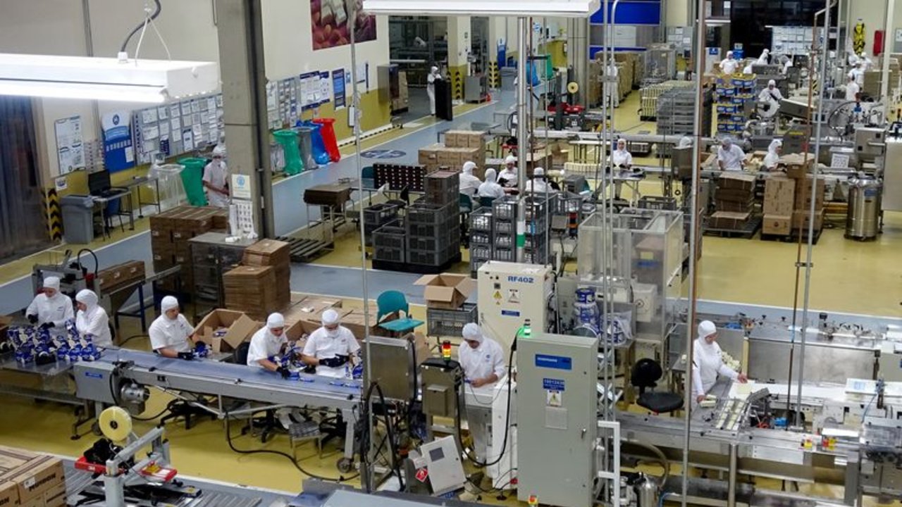 Producción industrial de Colombia cae en noviembre y ventas minoristas repuntan