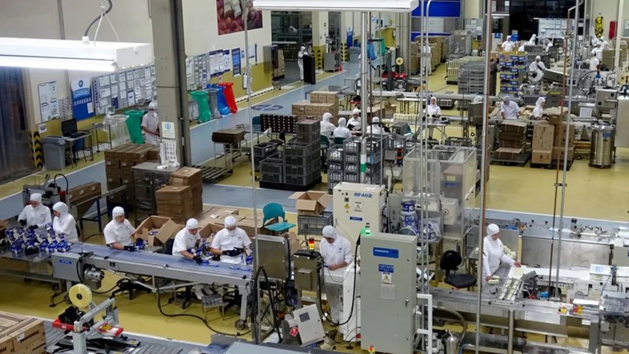 Producción industrial de Colombia cae en noviembre y ventas minoristas repuntan