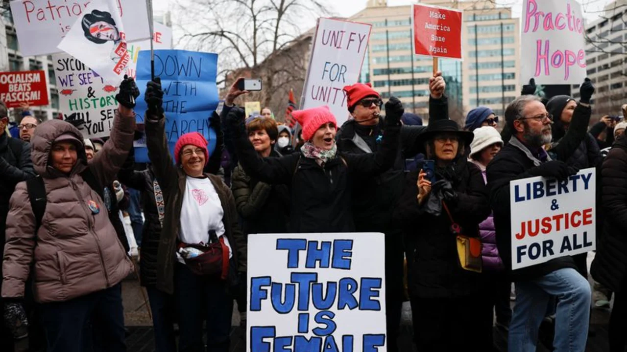 Miles de personas se concentran en Washington para protestar por la investidura de Trump