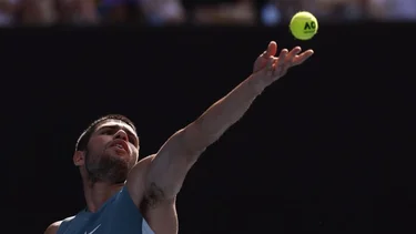 Djokovic vuelve a cuartos de final del Abierto de Australia, donde enfrentará a Alcaraz