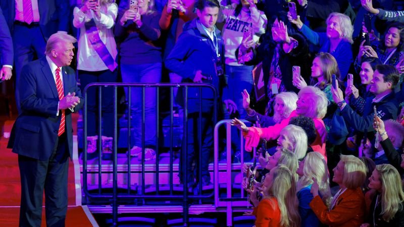 Trump promete duros límites a la inmigración en mitin de la victoria previo a su investidura