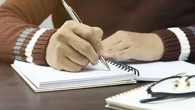 Gente escribiendo. Gente escribiendo.
