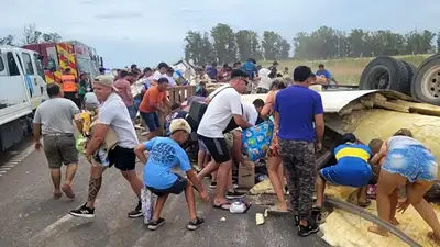 Pergamino: volcó un camión, murió el chofer y vecinos saquearon el cargamento mientras trasladaban el cuerpo de la víctima Pergamino: volcó un camión, murió el chofer y vecinos saquearon el cargamento mientras trasladaban el cuerpo de la víctima