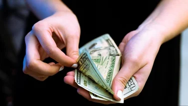 Alerta para el carry trade de Caputo: los ahorristas siguen apostando al dólar