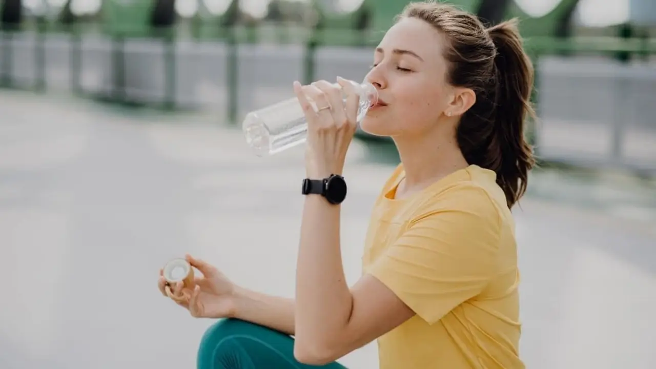mujer tomando agua. 