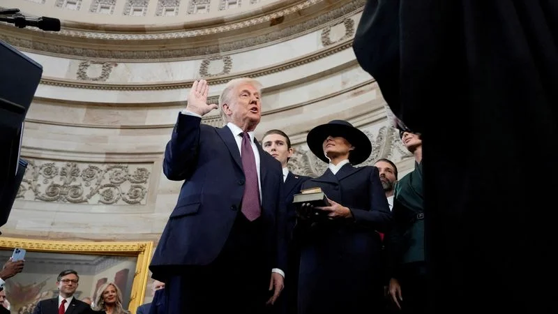 Trump despierta curiosidad en Internet tras no poner la mano sobre la Biblia durante su juramento