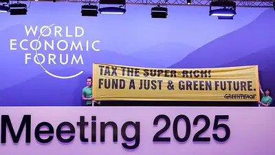 Activistas de Greenpeace burlan la seguridad de Davos para protestar contra el cambio climático Activistas de Greenpeace burlan la seguridad de Davos para protestar contra el cambio climático