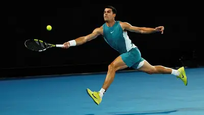 Djokovic supera a Alcaraz y buscará un puesto en la final del Abierto de Australia ante Zverev Djokovic supera a Alcaraz y buscará un puesto en la final del Abierto de Australia ante Zverev