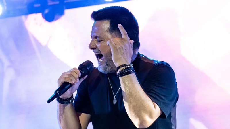 Jorge Rojas cantando