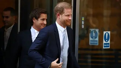 El príncipe Enrique obtiene una indemnización por daños y perjuicios de los periódicos de Murdoch El príncipe Enrique obtiene una indemnización por daños y perjuicios de los periódicos de Murdoch