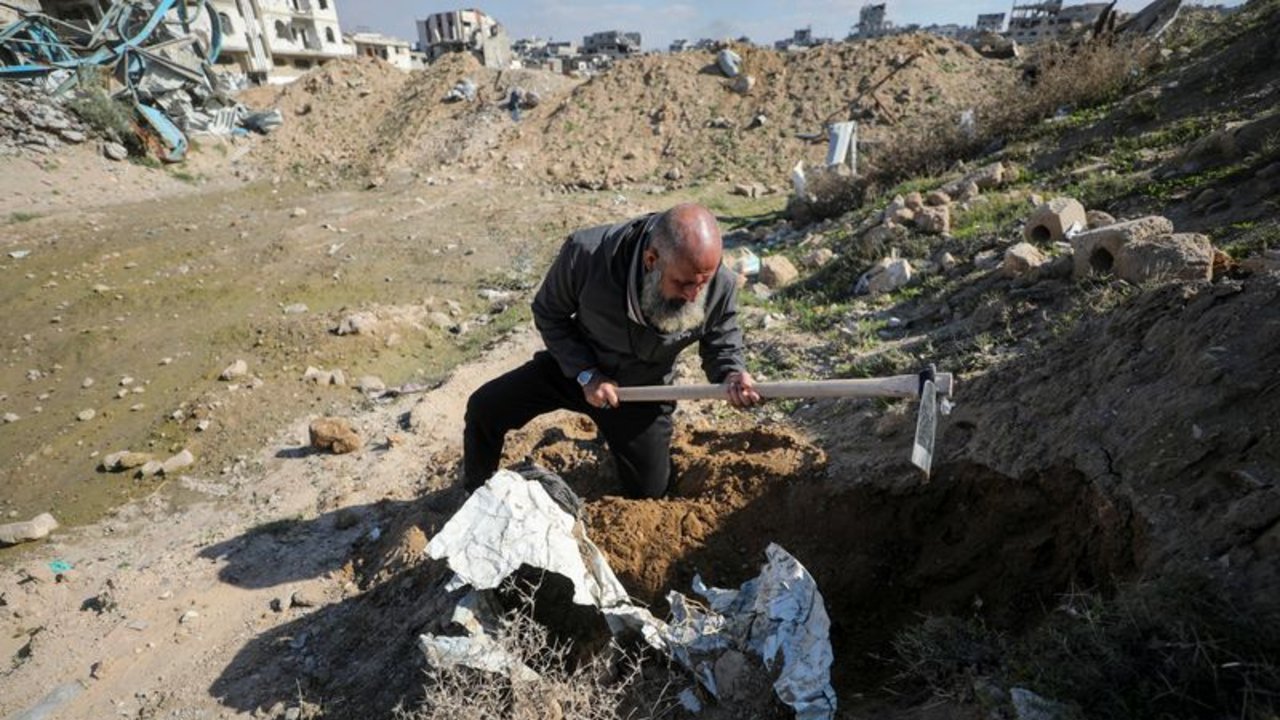 Los afligidos habitantes de Gaza intentan desenterrar cadáveres de las ruinas para darles sepultura