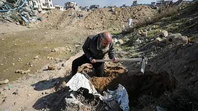 Los afligidos habitantes de Gaza intentan desenterrar cadáveres de las ruinas para darles sepultura Los afligidos habitantes de Gaza intentan desenterrar cadáveres de las ruinas para darles sepultura