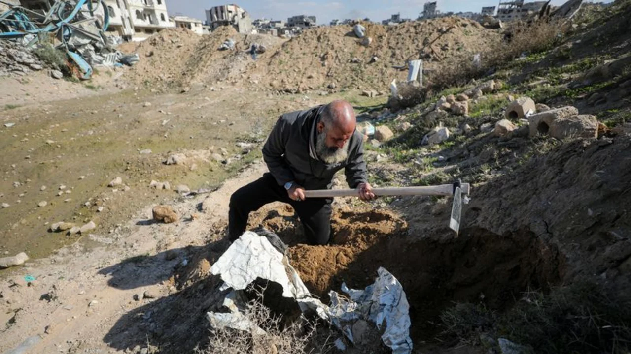 Los afligidos habitantes de Gaza intentan desenterrar cadáveres de las ruinas para darles sepultura