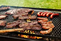 Un parrilla con asado