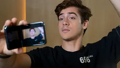Franco Colapinto con un celular Motorola. Franco Colapinto con un celular Motorola.
