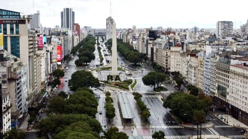 cielo nublado en el obelisco.