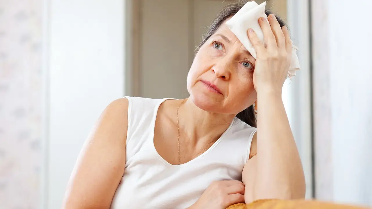 mujer con golpe de calor.