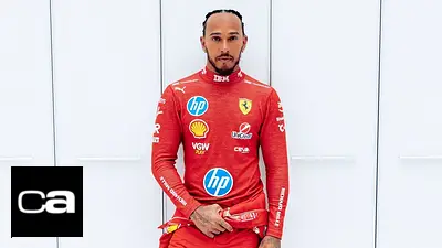 Lewis Hamilton vestido con la indumentaria de Ferrari Lewis Hamilton vestido con la indumentaria de Ferrari