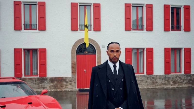 Lewis Hamilton delante de la Casa de Enzo Ferrari.