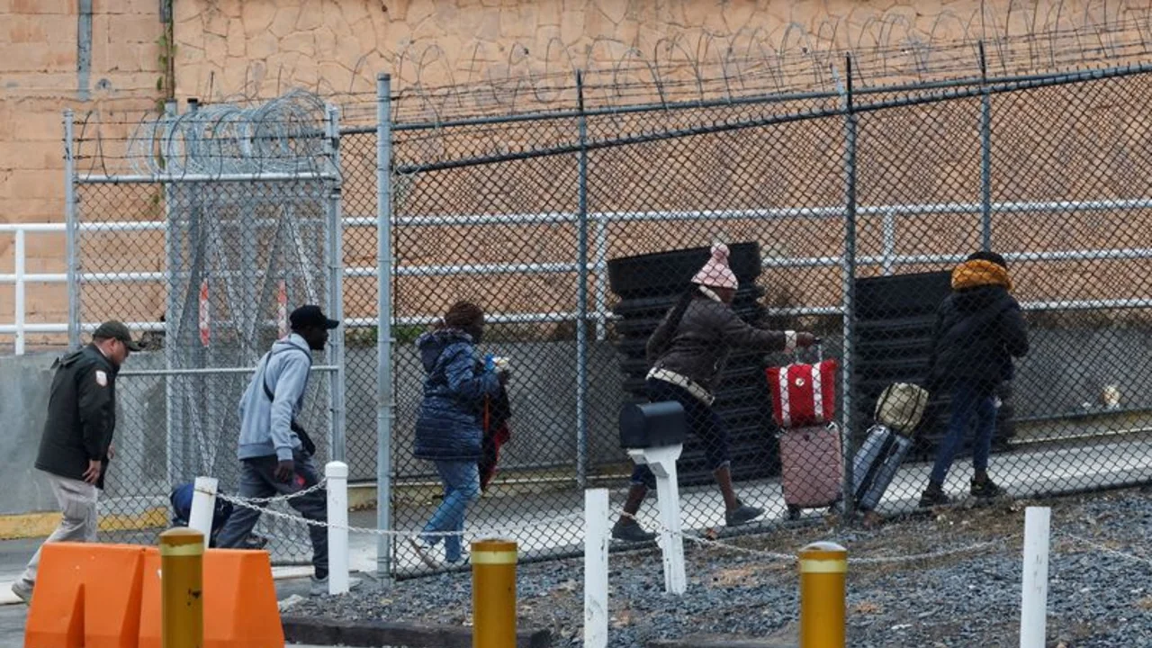 Trump intensifica represión de inmigración y advierte a funcionarios contra injerencias