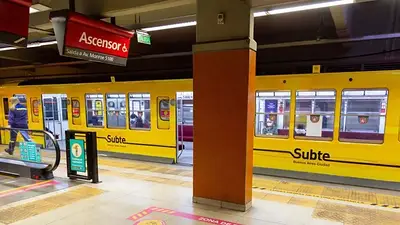 Viaje en subte transporte público Viaje en subte transporte público