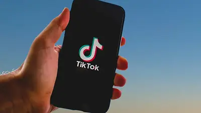 Tik Tok. Tik Tok.
