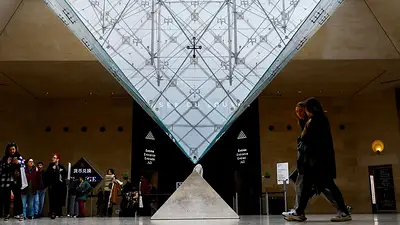 El museo del Louvre de París, en estado calamitoso, pide ayuda El museo del Louvre de París, en estado calamitoso, pide ayuda