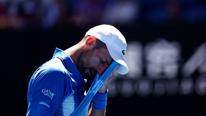 Djokovic se retira lesionado y mete a Zverev en la final del Abierto de Australia