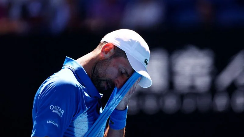 Djokovic se retira lesionado y mete a Zverev en la final del Abierto de Australia