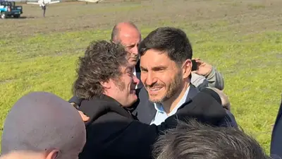 Aceiteros tildan a Pullaro de ser "servil" a Milei por militarizar empresa en conflicto Aceiteros tildan a Pullaro de ser "servil" a Milei por militarizar empresa en conflicto