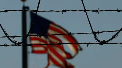 Aviones militares de EEUU deportan a inmigrantes, el Pentágono prepara más tropas para la frontera Aviones militares de EEUU deportan a inmigrantes, el Pentágono prepara más tropas para la frontera