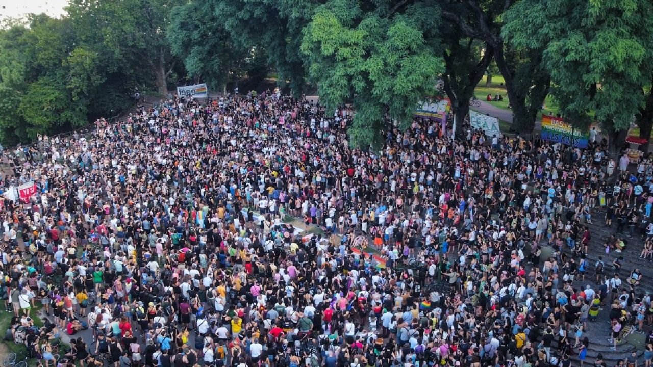 Una multitud rugió en Parque Lezama contra el odio de Milei hacia la comunidad LGBT+ y los feminismos: "La vida está en riesgo"