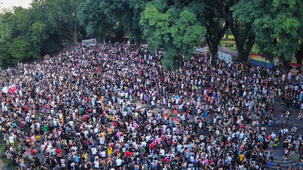 Una multitud rugió en Parque Lezama contra el odio de Milei hacia la comunidad LGBT+ y los feminismos: "La vida está en riesgo"