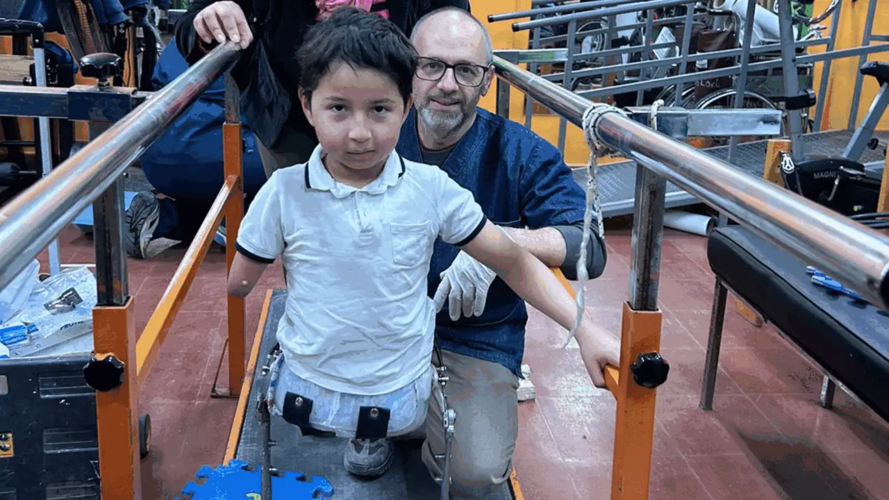 Alumnos de la UNSAM diseñaron y armaron tres prótesis a un niño que nació sin piernas y sin un brazo: “No son solo estudiantes, cambian la vida de las personas”