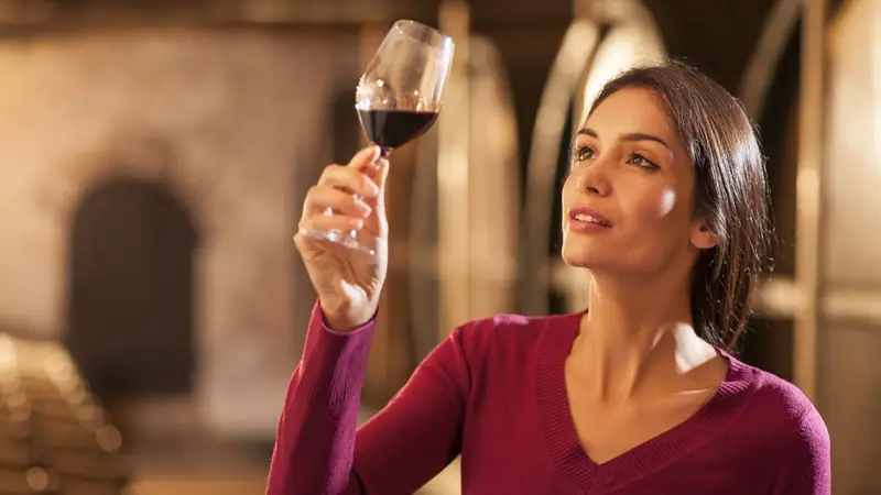 Persona probando vino.