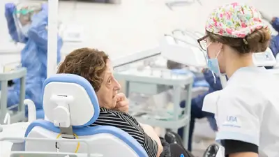 Adulto mayor en el dentista. Adulto mayor en el dentista.
