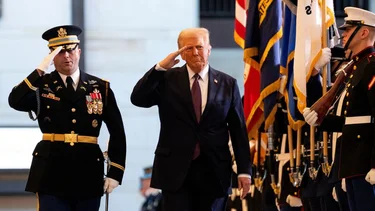 Trump firma decretos contra la diversidad en el ejército y reincorpora a los soldados no vacunados