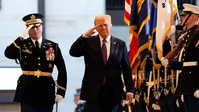 Trump firma decretos contra la diversidad en el ejército y reincorpora a los soldados no vacunados Trump firma decretos contra la diversidad en el ejército y reincorpora a los soldados no vacunados