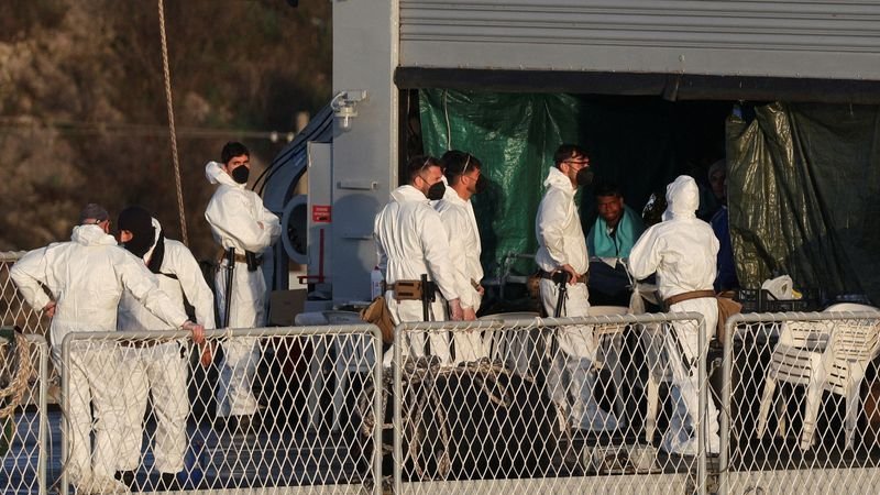 Llega a Albania un barco italiano con inmigrantes rescatados en alta mar