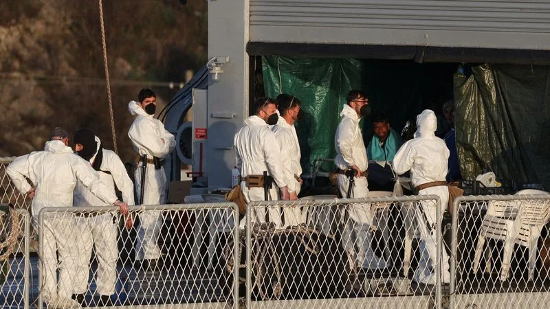 Llega a Albania un barco italiano con inmigrantes rescatados en alta mar