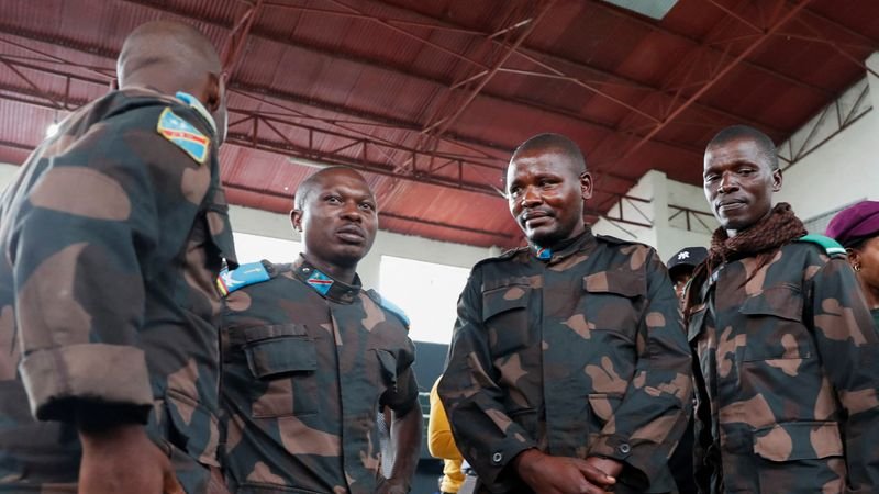 Refugiados y soldados congoleños escapan a Ruanda tras la captura de Goma por los rebeldes