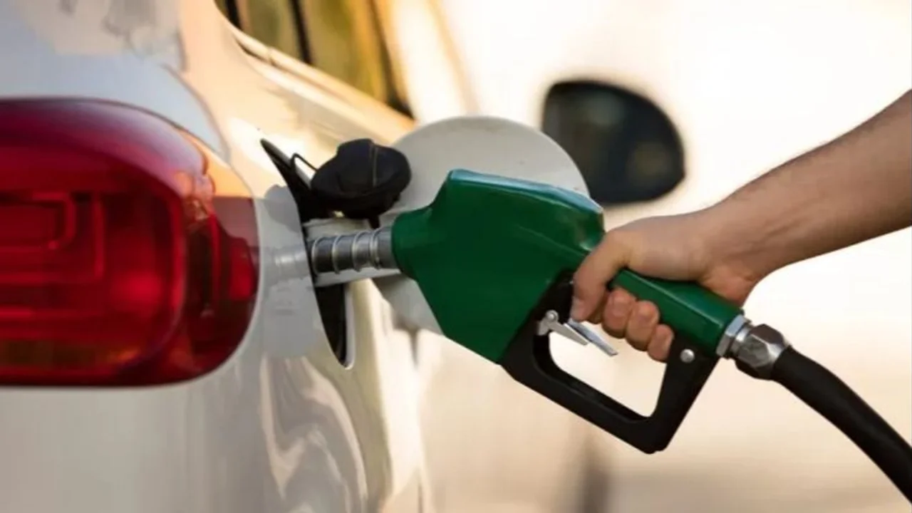 Habilitan el autodespacho de combustible: miles de trabajadores en riesgo