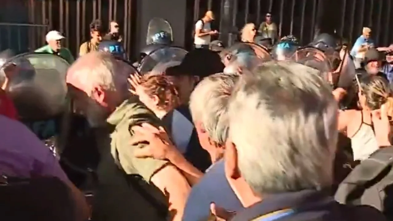 Tensión y forcejeos frente al Congreso: el Gobierno impuso el protocolo antipiquetes a la marcha de jubilados