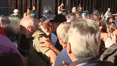Tensión y forcejeos frente al Congreso: el Gobierno impuso el protocolo antipiquetes a la marcha de jubilados Tensión y forcejeos frente al Congreso: el Gobierno impuso el protocolo antipiquetes a la marcha de jubilados