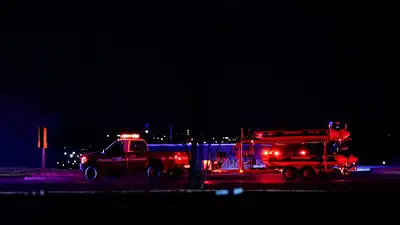 Un avión de American Airlines y un helicóptero militar chocan y caen al río Potomac en Washington Un avión de American Airlines y un helicóptero militar chocan y caen al río Potomac en Washington