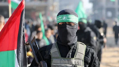 Los milicianos palestinos comienzan la entrega de tres rehenes israelíes en la última etapa del acuerdo de alto el fuego Los milicianos palestinos comienzan la entrega de tres rehenes israelíes en la última etapa del acuerdo de alto el fuego