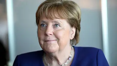 Merkel critica al líder de su partido CDU por cooperar con la extrema derecha alemana Merkel critica al líder de su partido CDU por cooperar con la extrema derecha alemana
