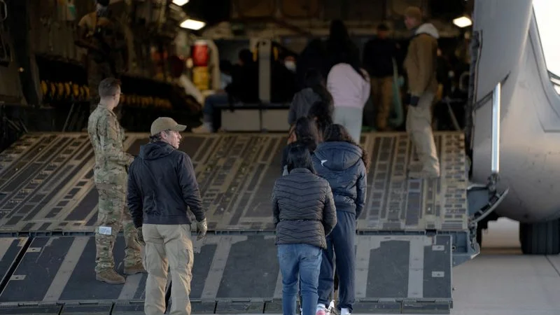 Los vuelos militares de deportación de EEUU costarían más que un boleto en primera clase